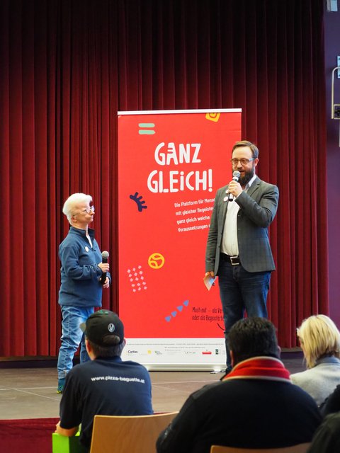 Das Moderatoren-Duo an dem Abend. | Foto: Constance Haslberger