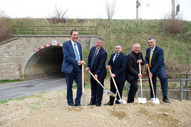 V.l.n.r.: Straßenbaudirektor Josef Decker, Bürgermeister Guntramsdorf Robert Weber, Landesrat Ludwig Schlerizko, Bürgermeister Mödling Hans Stefan Hintner, Thomas Simandl (ÖBB) | Foto: ÖBB/Zenger