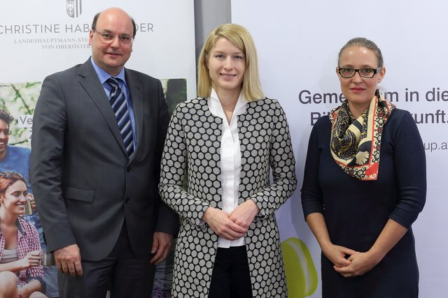 Im Bild (von links): Peter Eiselmair, Geschäftsführer Education Group, Landeshauptmann-Stellvertreterin Christine Haberlander und Veronika Gmachl, Geschäftsführerin Brockhaus.