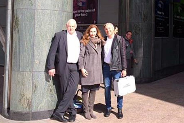Leo Hutteger und Jürgen Sonnleitner vom PEZ mit Michaela Petz-Michez, Leiterin des Verbindungsbüros des Landes Salzburg zur EU vor dem EU-Parlament in Brüssel. | Foto: LMZ
