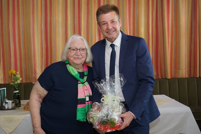 Maria Ritter und Bürgermeister Albert Ortig bei ihrer Überraschungsfeier zum 80. Geburtstag .