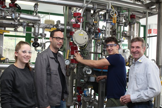 Lehrling Elisabeth Übleis, Ausbildner Michael Weinberger, Lehrling Stefan Zelenkic und Ausbildungsleiter Gottfried Englbrecht-Dießlbacher (v.l.).