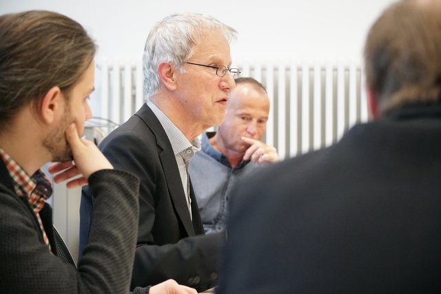 Bgm. Luis Oberer (Mitte) legte das Zahlenwerk vor. Mitarbeiter und Gemeinderäte hörten interessiert zu. | Foto: Reichel