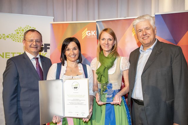Christine Bergner und Petra Leiminger nahmen das Gütesiegel für die Felsentherme Bad Gastein entgegen. | Foto: SGKK Kolarik