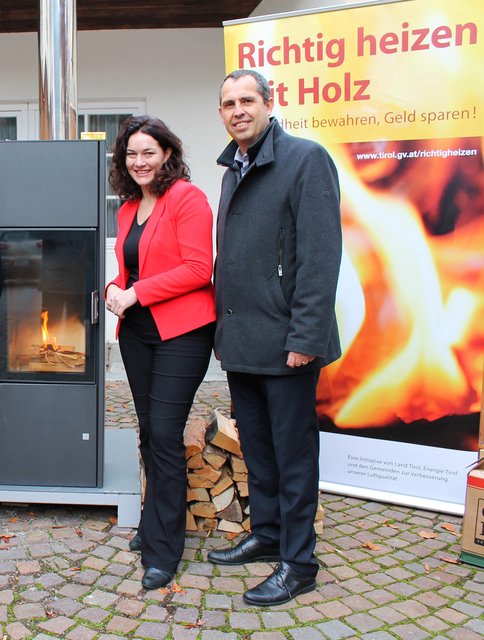 LHStvin Ingrid Felipe und Bruno Oberhuber, Geschäftsführer der Energie Tirol, heben die Bedeutung des richtigen Heizens hervor.