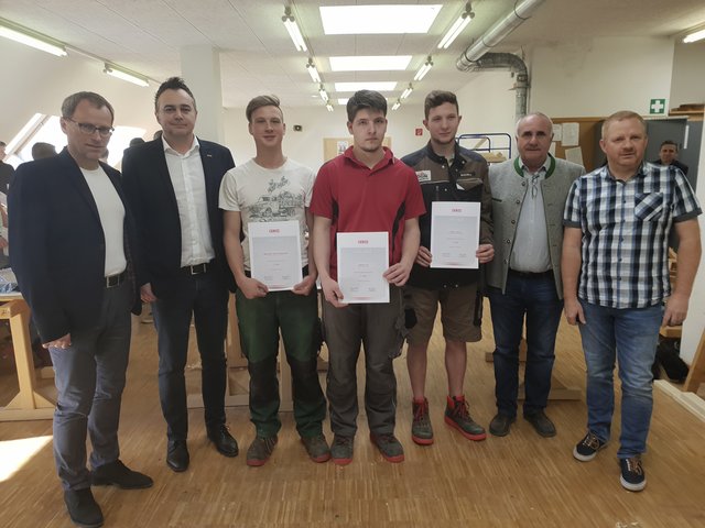 David Lex (Mitte) zimmerte am besten, Platz 2 belegte Michael Kerschbaumer (3. von links) vor Lukas Sachs (3. von rechts). | Foto: Wirtschaftskammer