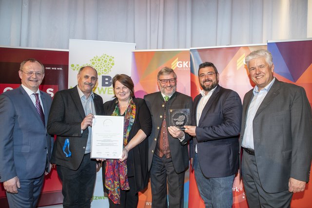 SeneCura bekam die Auszeichnung für das Seniorenzentrum in Altenmarkt. Klaus Ropin, Roland Neumann, Michaela Schrumpf, Peter Listberger, Christian Tischler und Andreas Huss. | Foto: SGKK Kolarik