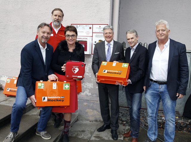 Bei der Übergabe von Defis und Verbandskästen: Franz Wutte, Gottlieb Amadeus Kowatsch, Beate Prettner, Peter Kaiser, Ferdinand Vouk und Klaus Hartmann