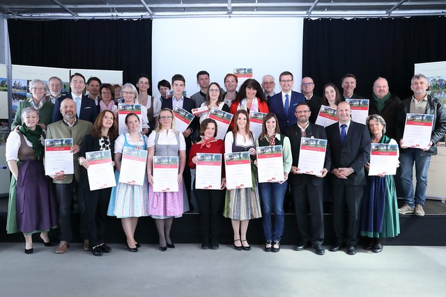 Beim Projektabschluss im Oberösterreichischen Kulturquartier in Linz erhielten die Partnerbetriebe der Naturparks Zertifizierungsurkunden und Haustafeln.