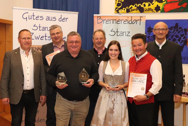 Sieger von Zwetschken- und Spänlingkristall: Wolfgang Ganahl (3.v.l.) und Helmut Pfeifer (2.v.re.) mit Tochter Romana. Obmann Markus Auer, Toni Prantauer, Obmannstv. Josef Schimpfößl und Toni  Mattle (v.l.) gratulierten. | Foto: Willi Siegele