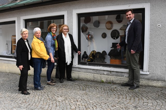 Werner Krammer bewundert die Auslagen in der Ölberggasse. Mit dabei: Musealobfrau Maria Gumpinger, Brigitte Parsch, Petra Müller und Inge Janda. | Foto: Stadt WY