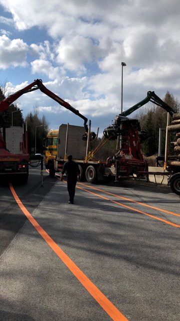 Am Donnerstag Nachmittag musste ein Lkw wieder aufgerichtet werden, am Freitag früh stand wieder alles. | Foto: Asfinag