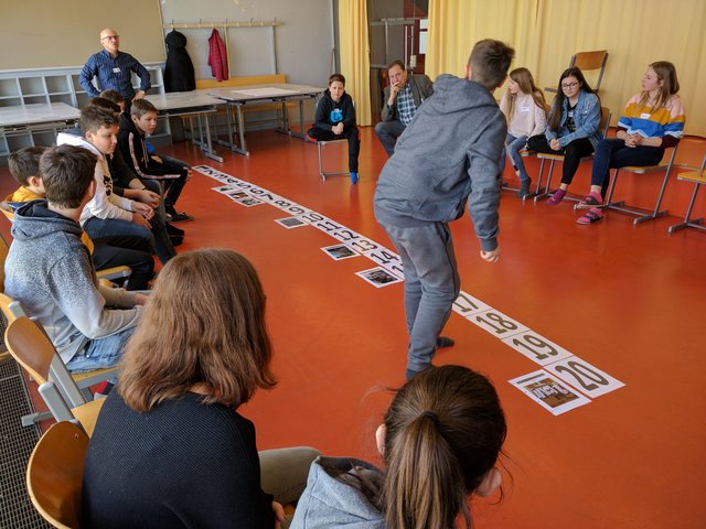 Bezirksinspektor Gerald Greimel gemeinsam mit den Schülerinnen und Schülern der 3D-KLasse des BRG Kirchdorf im Rahmen eines erfolgreichen Workshops zum Thema Gewalt und Zivilcourage. | Foto: BRG/BORG Kirchdorf