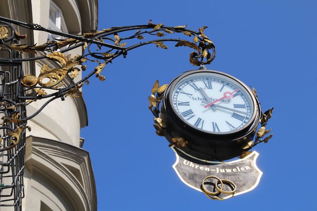 Hier gibt`s auch ein Eisen-Uhren-Museum "SCHMOLLGRUBER". Sehr schön finde ich das Nasenschild.