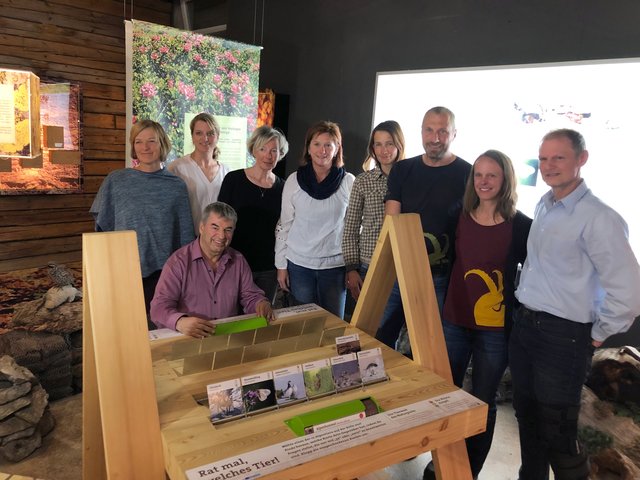 Zogen eine erfolgreiche Bilanz: Das Naturparkteam mit Obmann Hans-Peter Bock (sitzend), GF Ernst Partl (3.v.re), Ulrike Totschnig (KLAR! Kaunergrat) und Sandra Rinner (Land Tirol).