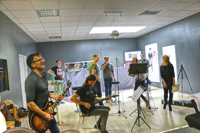 Die Firma "Flussbau iC" mit Geschäftsführer Peter Mayr (links, an der E-Gitarre) beim "Rock die Firma"-Workshop | Foto: New School Of Rock