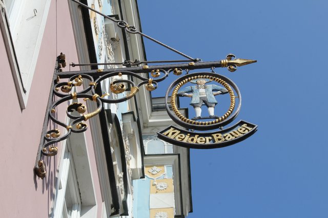 Ein altes, schönes Nasenschild der Fa. Kleiderbauer.