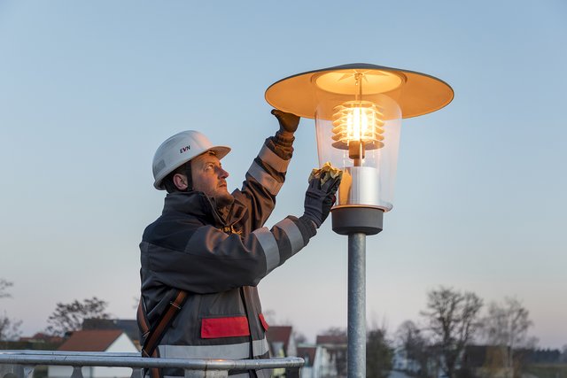 Die Arbeiter bitten um Nachsicht im Straßenverkehr.