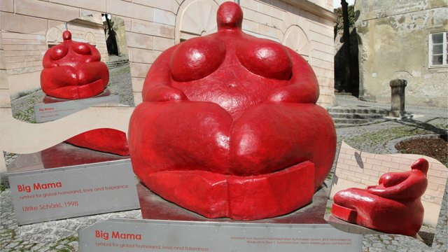 BIG MAMA, ein Kunstwerk aus dem Jahre 1998 von Ulrike Schnörckl.
Befindet sich hinter der Fachhochschule Steyr und wurde von Schülern des BRG Steyr und der Berufsschule Steyr-Münichholz zu neuem Leben erweckt. https://www.nachrichten.at/oberoesterreich/steyr/Wo-ist-Big-Mama-Schueler-retten-die-Statue-vor-Zerfall;art68,2917122