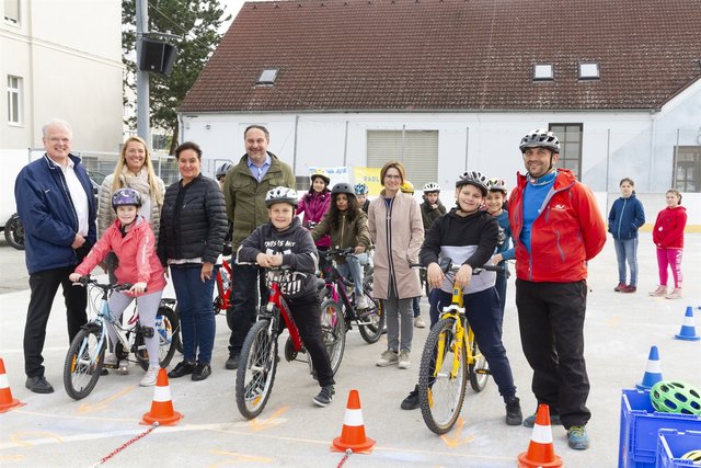 Bürgermeister Dr. Reinhard Resch, Biildungsstadträtin Sonja Hockauf-Bartaschek und Gemeinderat Robert Simlinger besuchten die Kinder der Volksschule Hafnerplatz beim Radworkshop. | Foto: Stadt Krems