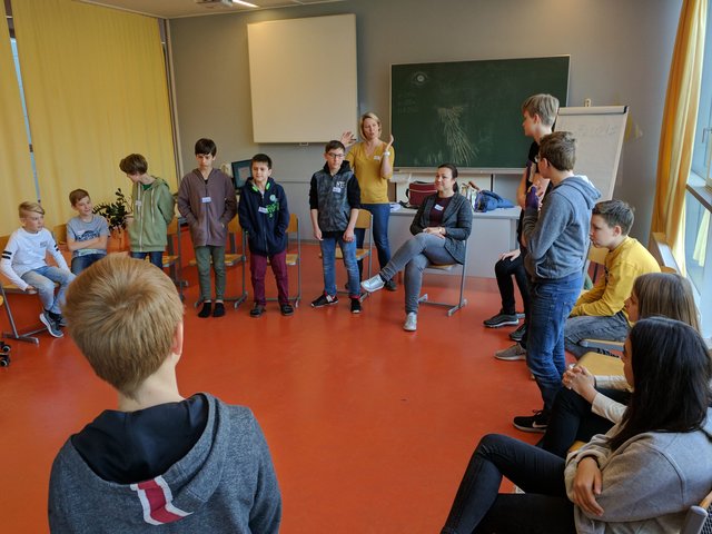 Die beiden Inspektorinnen Anita Kerbl und Isabella Straßmayr sensibilisieren die Schüler der 3B-Klasse für die Gefahren des Cybermobbing. | Foto: BRG/BORG Kirchdorf