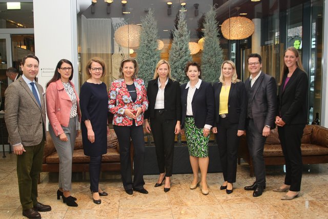 LH-Stv. Manfred Haimbuchner, LR Sara Schaar, LR Christiane Teschl-Hofmeister, LR Patrizia Zoller-Frischauf, Ministerin Juliane Bogner-Strauß, LR Ursula Lackner, LR Daniela Winkler, LR Jürgen Czernohorszky und LR Andrea Klambauer in Stainz (v.l.). | Foto: Land Steiermark