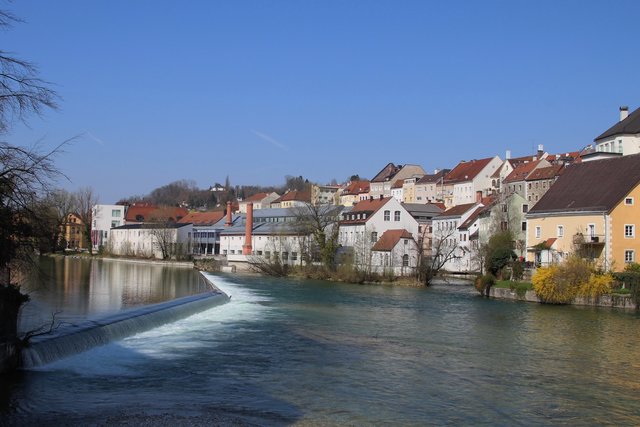   Über eine Brücke,zum Wehrgraben geht`s  zur Fachhochschule Steyr und zum sehenswertem Museum "Arbeitswelt".