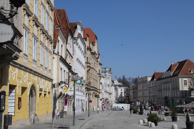 Stadtplatz Steyr mit den herrlich alten Häusern. auf der rechten Seite steht leider noch ein Kran, wegen der Bauarbeiten