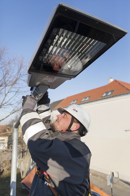 Ein fordernder Job hoch über dem Verkehr.