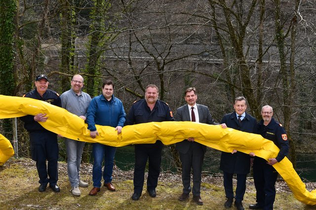 Johann Neubauer , Gerald Käferbeck, Mario Wührer, Rudolf Katzengruber, Werner Krammer, Franz Hörlesberger und Josef Rauchegger präsentieren gemeinsam die neuen Ölsperren. | Foto: Stadt Waidhofen/Ybbs