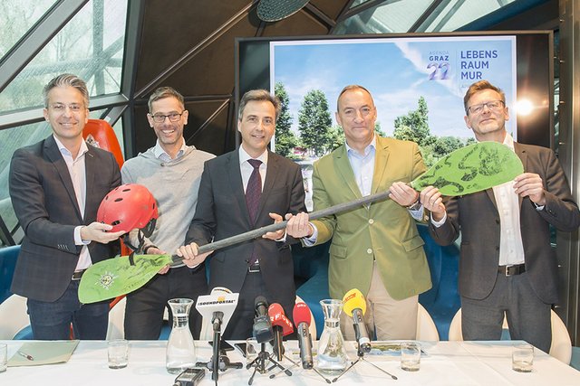 Lebensraum Mur-Präsentation: Kurt Hohensinner, Michael Strömer (Kajak Club Graz), Siegfried Nagl, Mario Eustacchio und Robert Wiener, Leiter der Abteilung Grünraum und Gewässer (v. l.) | Foto: Stadt Graz/Fischer