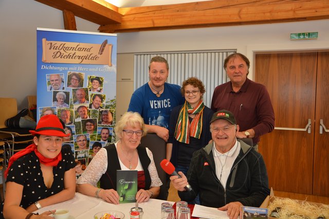 Zu Gast bei "Unser Steirerland" auf Radio Steiermark: Andrea Kamper, Christina Monschein, Gerhard Thier, Veronika Teubl-Lafer und Ernst Kratochwill (v.l.) von der Vulkanland Dichtergilde sprechen mit Moderator Franz Josef Putz (r.) über südoststeirische Mundartdichtung.