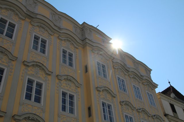 Herrliche Fassade mit *Sonnen-Blitzer*..