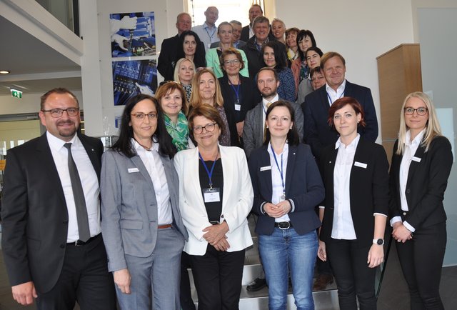 GF Gerold Grill, Anja Hubmann, AMS Geschäftsstellenleiterin Michaela Sahin mit Vertreterinnen und Vertretern der regionalen Bildungseinrichtungen und Unternehmen.