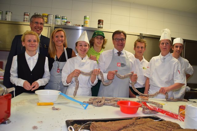 Landeshauptmann Günther Platter (Mitte) präsentiert stolz, zusammen mit Direktor Günther Schwazer (li.) und den SchülerInnen der TFBS und LLA, seine Arbeit.