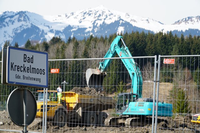 Im Breitenwanger Ortsteil Bad Kreckelmoos prägen Baumaschinen das Bild. | Foto: Reichel