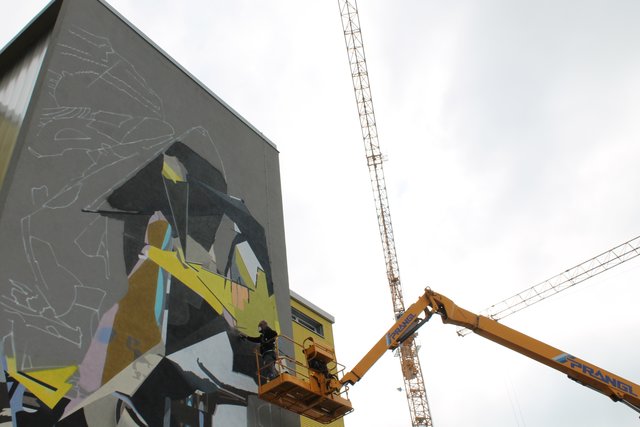 Auf mehr als 100 m2 Fläche entstand ein neues Wandbild an der Fassade der Neuen Werft. | Foto: BRS/Gschwandtner