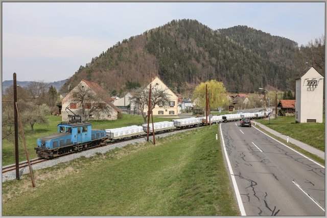 Knapp 200 Tonnen wiegt der ganze Zug der mehrmals Werktags durch die wunderschöne Landschaft rollt