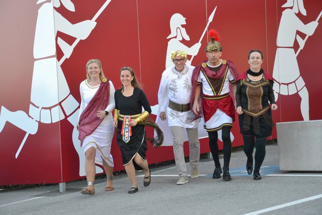 Einlauf der Gladiatoren: In der Römerwelt Wallsee präsentierte Laufcup-Sprecher Leo Schauppenlehner als Cäsar (Mitte) das Event. | Foto: www.eisenstrasse.info