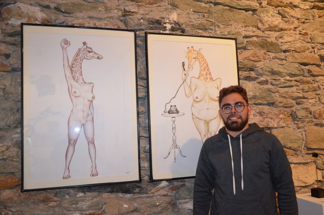 Daniel Torres, künstlerischer Leiter der Ausstellung, vor seinen Bildern