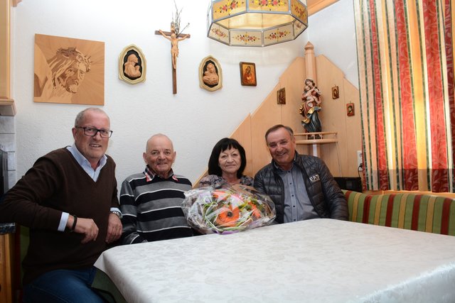 Im Bild: Bgm. Werner Kurz, Jubilar Hermann Zangerl mit Gattin Rosmarie und Vzbgm. ÖkR Emil Zangerl