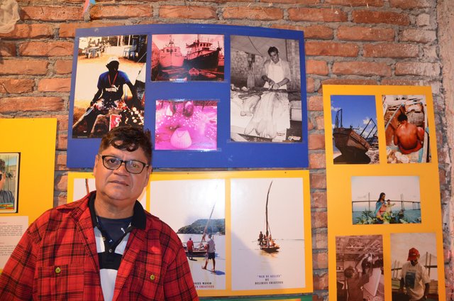 Antonio Manso ("Delirius Criativus") vor seinen Bildern