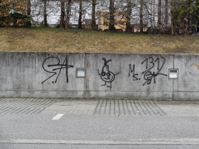 Die Verursacher dieser "Graffiti-Kunst" an mehreren Objekten in Axams und Birgitz wurden von der Polizeiinspektion Axams ausgeforscht! | Foto: Polizei