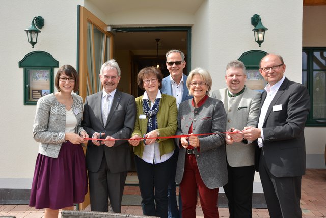 Eröffnung des Hotels Neustifter: Monika Neustifter, Karl Wilfing, Brigitte Neustifter, Hannes Weitschacher, Petra Bohuslav, Thomas Grießl und Karl Neustifter