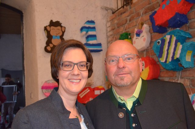 Mitorganisatorin und Dolmetscherin Margrit Jäger mit Ewald Kehrer