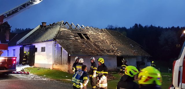 Fünf Feuerwehren löschten mit vereinten Kräften den Brand in dem Wirtschaftsgebäude eines Bauernhofs.