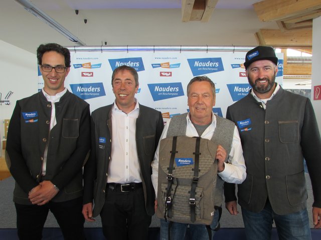 Bgm. Helmut Spöttl, Vorstand Nauderer Bergbahnen Manfred Wolf und Vorstand TVB Tiroler Oberland Helmut Wolf überreichten Roland Kaiser einen Rucksack von Nauders für seine Tournee. 