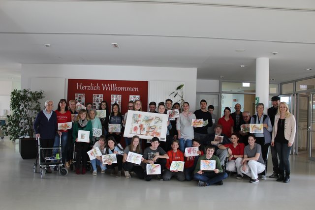 Die Klasse 4A der NMS Kühnsdorf mit den Seniorinnen und Senioren, sowie Pflegedienstleiterin  Brigitte Kummer mit Schulleiterin SR Erika Knellwolf, Fl. Birgit Messner, Fl. Gerlinde Kriegl, Fl Barbara Wiltsche und Küstler Heimo Luxbacher genannt "Der Mönch" | Foto: Birgit Messner