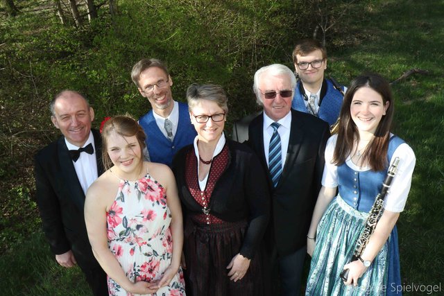 Tullnerbachs Bürgermeister Johann Novomestsky und Pressbaums Vizebürgermeisterin  Irene Wallner-Hofhansl ließen sich das Konzert des Blasorchesters Tullnerbach nicht entgehen. Hier mit den Solisten Wolfgang Gratschmaier und Irene Spitzl, Kapellmeister Wolfgang Jakesch, Lukas Zvonek und Réka Vekszler.