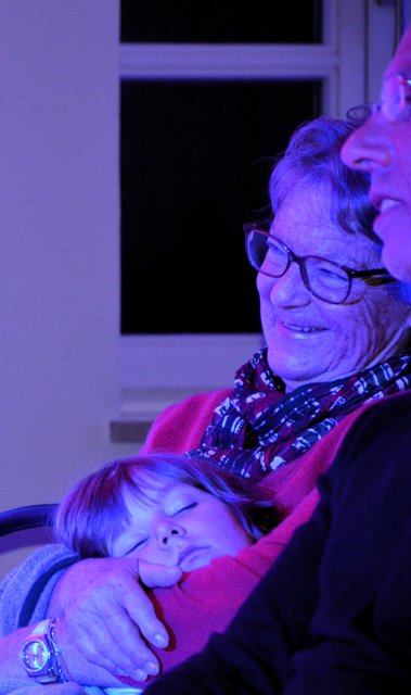 Der auf dem Schoß seiner Oma Ilse Peschl schlummernde Paco